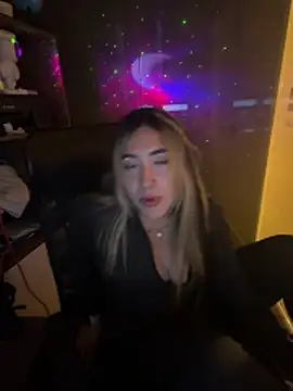 ManuelaVeeleez online show from April 11, 2026, 7:45 am