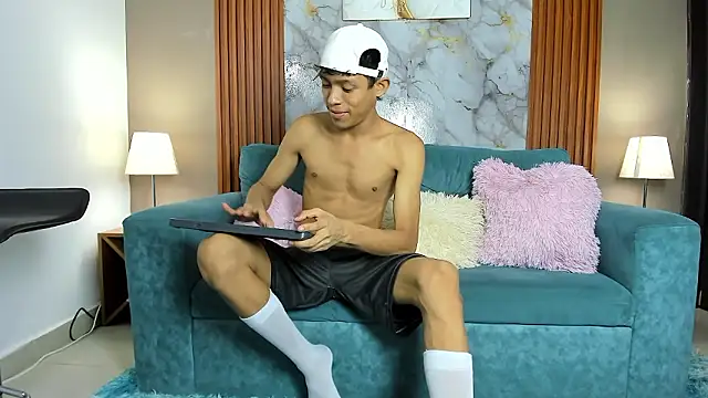 SKINNY BOYXXX online show from March 6, 2026, 7:16 am