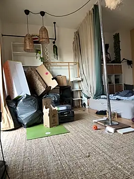 SkinnyLilly online show from April 11, 2026, 11:25 am