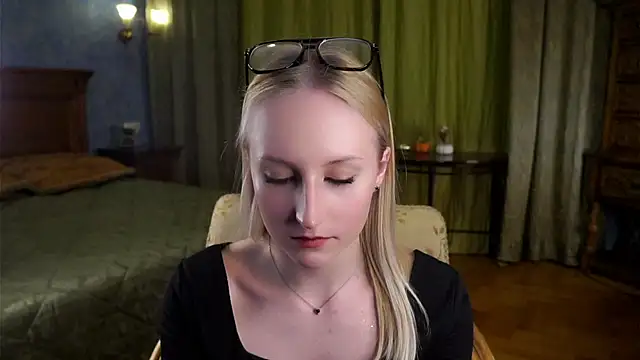 CatarinaGulla online show from March 11, 2026, 12:11 pm