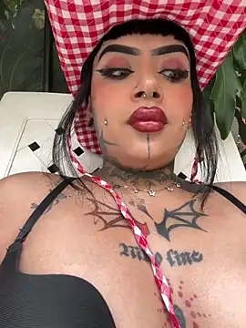 LauriInk1 online show from April 26, 2026, 7:11 pm