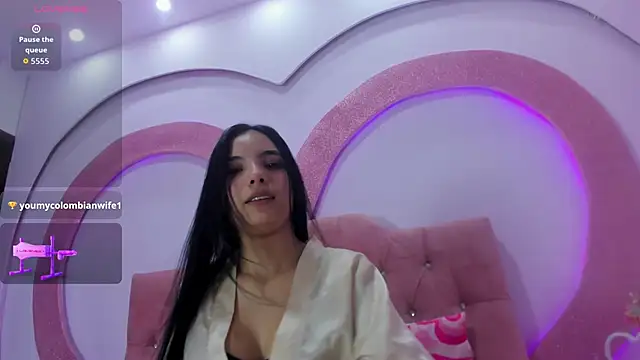 hilaryth  online show from March 4, 2026, 11:00 pm