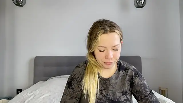 alyrasun online show from April 6, 2026, 6:14 am