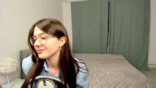 LareeGuzzo online show from March 11, 2026, 6:14 pm