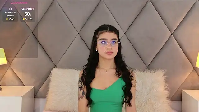 OliviaDiaz online show from April 21, 2026, 8:01 pm