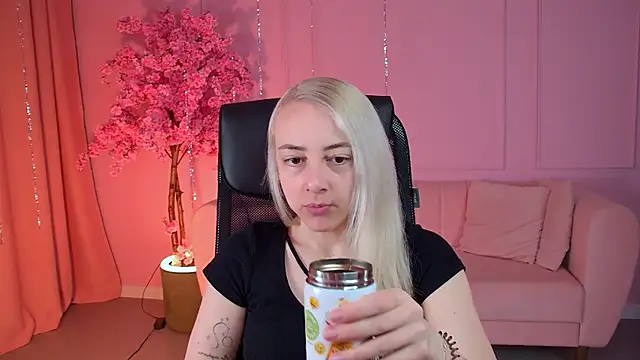 CarolMoor online show from April 24, 2026, 9:12 am