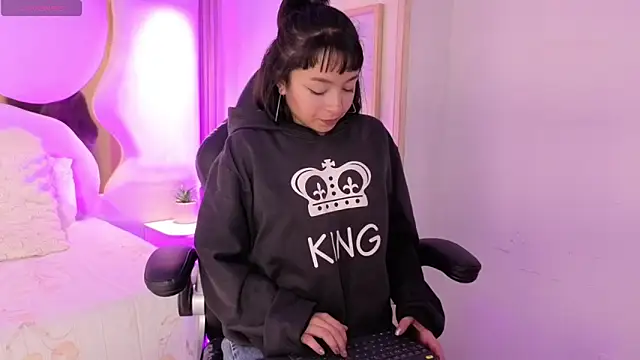 Candy joness online show from March 10, 2026, 12:43 pm