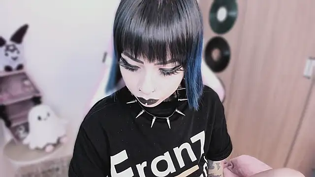 shes creepy online show from May 5, 2026, 8:22 am