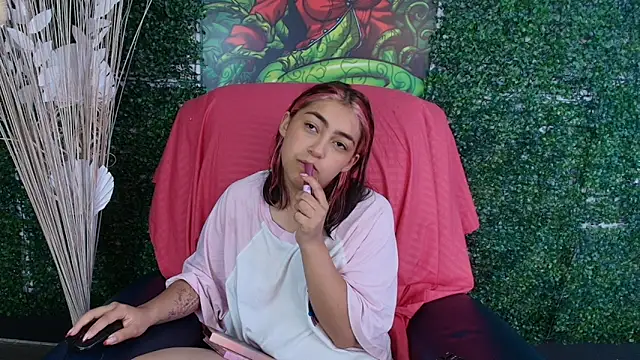 PinkyyPieee  online show from March 31, 2026, 1:11 pm