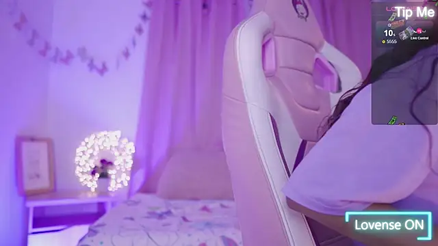 nahomy 2308 online show from April 7, 2026, 11:43 am