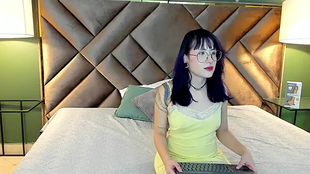 Snapshot of Rache_Roth chatting on April 30, 2026, 9:19 pm Rache Roth online show from April 30, 2026, 9:19 pm
