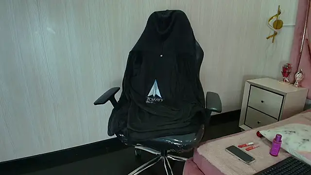 Helenn Moore online show from April 8, 2026, 12:27 pm