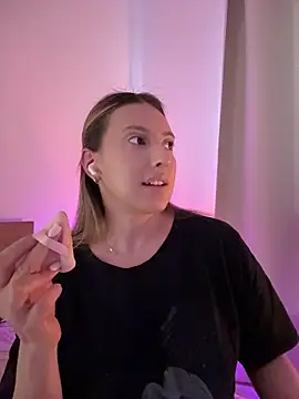 EvaRyen  online show from April 18, 2026, 3:38 pm