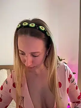 EvaRyen  online show from April 29, 2026, 2:32 pm