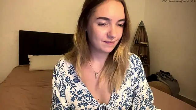 Snapshot of RoxyWet chatting on April 30, 2026, 2:23 pm RoxyWet online show from April 30, 2026, 2:23 pm