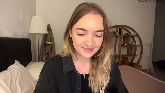 Snapshot of RoxyWet chatting on May 14, 2026, 2:46 pm RoxyWet online show from May 14, 2026, 2:46 pm