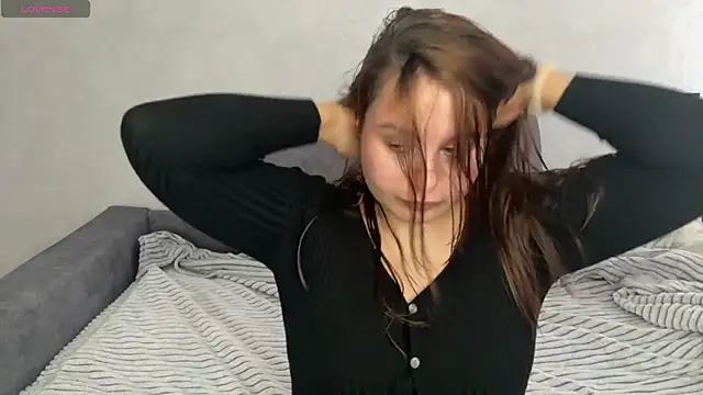 Ellaizatelly online show from April 15, 2026, 9:38 am