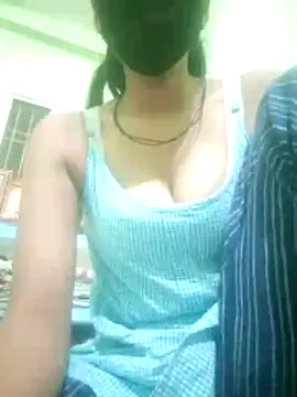 nidhiyadav00 online show from April 17, 2026, 6:11 pm