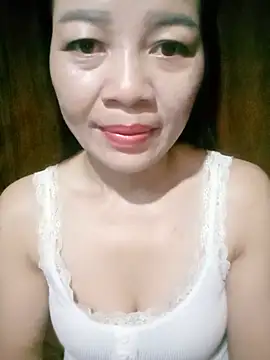 Yiyi102300 online show from May 21, 2026, 9:55 pm