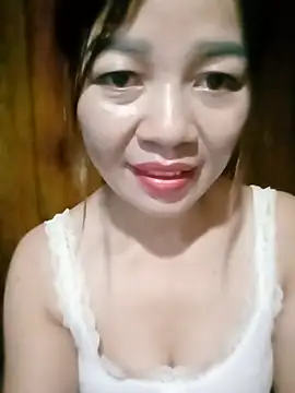Yiyi102300 online show from May 28, 2026, 2:42 am