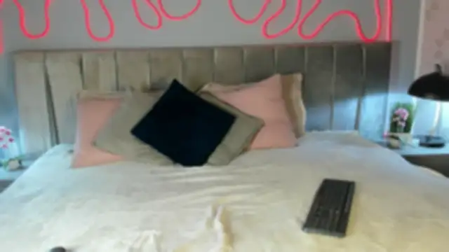 Snapshot of im_Valskin chatting on May 18, 2026, 12:22 pm im Valskin online show from May 18, 2026, 12:22 pm