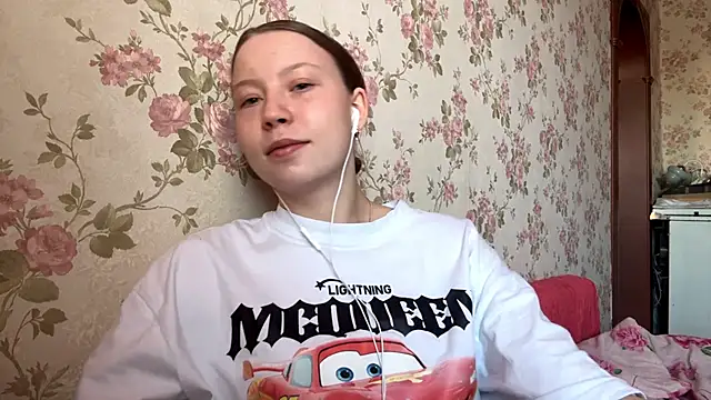 Snapshot of EleneShedden chatting on March 15, 2026, 12:44 pm EleneShedden online show from March 15, 2026, 12:44 pm