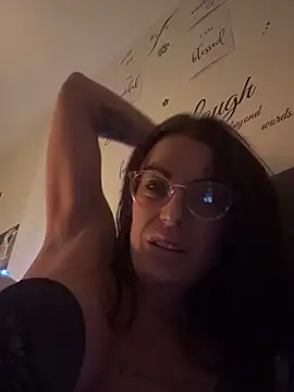 Eviehudson online show from April 6, 2026, 9:49 pm