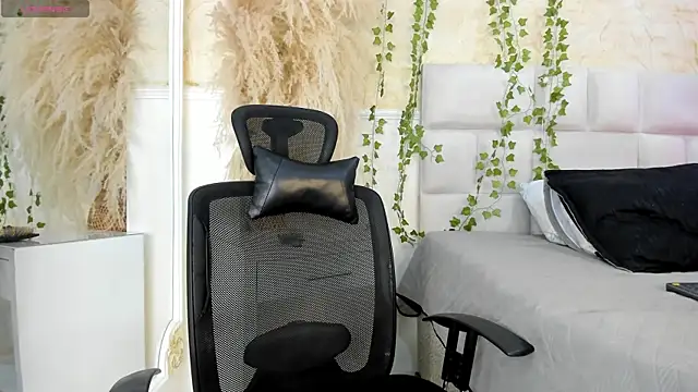 AlondraSoomer online show from June 30, 2026, 6:03 am