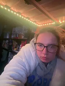 Snapshot of curvyneon chatting on March 31, 2026, 7:03 pm curvyneon online show from March 31, 2026, 7:03 pm