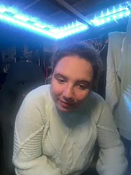 Snapshot of curvyneon chatting on April 12, 2026, 6:24 pm curvyneon online show from April 12, 2026, 6:24 pm