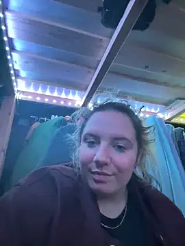 Snapshot of curvyneon chatting on April 16, 2026, 5:47 pm curvyneon online show from April 16, 2026, 5:47 pm