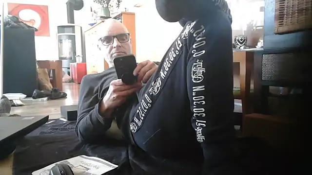 Thomate24 online show from March 18, 2026, 1:25 pm