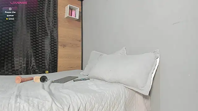 Enzoo98  online show from April 24, 2026, 1:19 am