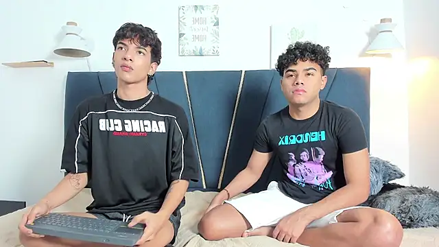 Enzo love18 online show from April 15, 2026, 7:26 am