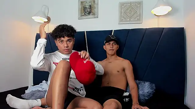 Enzo love18 online show from April 16, 2026, 9:39 pm