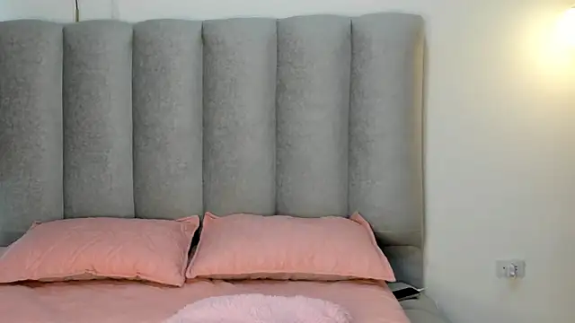 Valentina lux1 online show from May 19, 2026, 1:39 pm