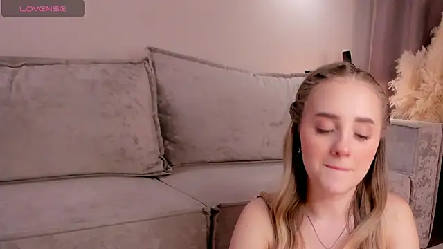 AmilyMoore online show from March 31, 2026, 1:44 pm