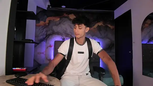 MaxiimoRomano  online show from May 13, 2026, 1:30 pm