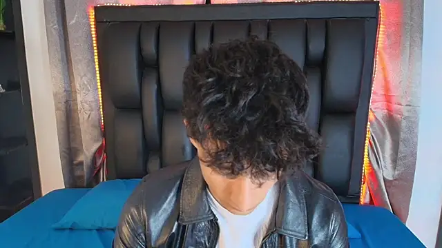 MaxiimoRomano  online show from June 19, 2026, 4:33 pm