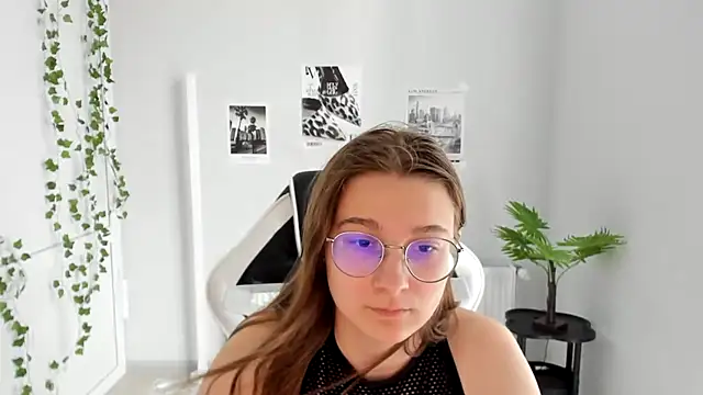 Snapshot of Mia_kristal chatting on June 19, 2026, 8:18 am Mia kristal online show from June 19, 2026, 8:18 am
