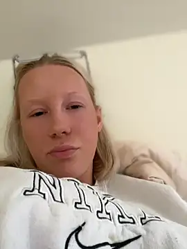 LeniMaria online show from May 4, 2026, 5:09 pm