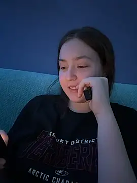 charmingggirl online show from April 15, 2026, 7:58 pm