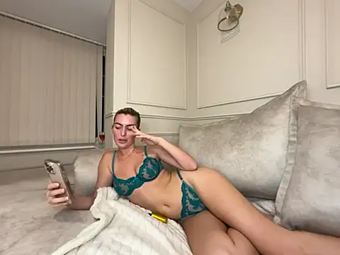 Snapshot of Lola_RaeX chatting on April 16, 2026, 8:20 pm Lola RaeX online show from April 16, 2026, 8:20 pm