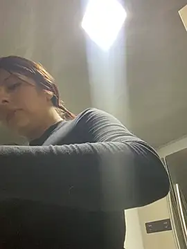 emiiross online show from May 17, 2026, 3:26 am