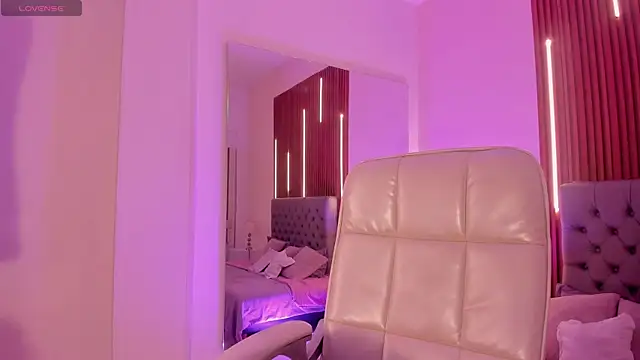 LiaSalvatore online show from April 24, 2026, 3:03 pm