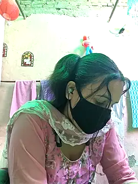 REENA-STRIP online show from May 5, 2026, 5:37 am