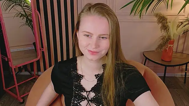 Lover Daisy  online show from May 5, 2026, 12:35 pm