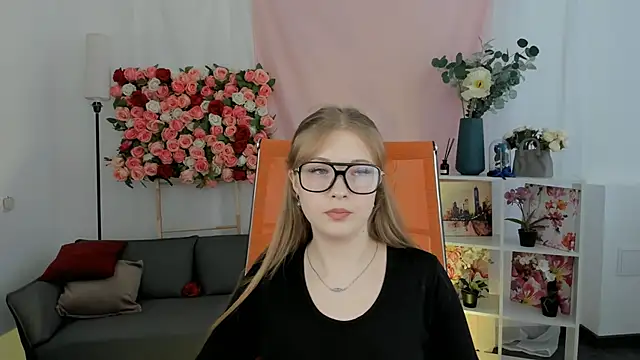 Snapshot of LunasFrost chatting on March 20, 2026, 10:53 am LunasFrost online show from March 20, 2026, 10:53 am