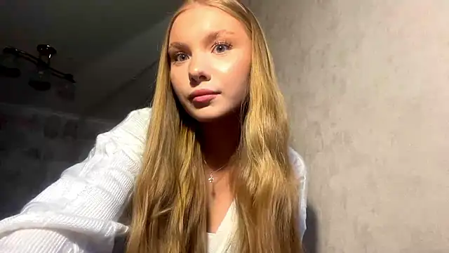CarolineNine online show from April 24, 2026, 3:36 pm