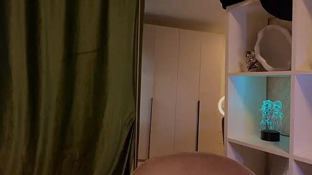 dark honey  online show from May 11, 2026, 4:04 pm